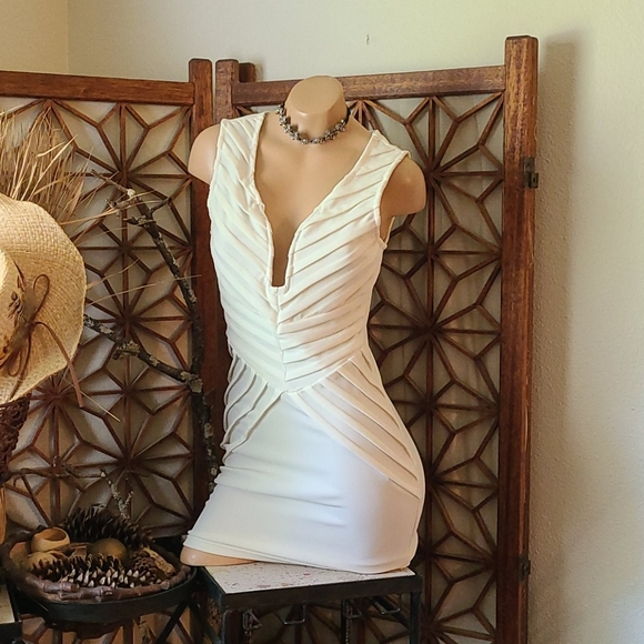 BEAUTIFUL WHITE PLUNGE V NECKLINE SM FITTED DRESS - Picture 2 of 16
